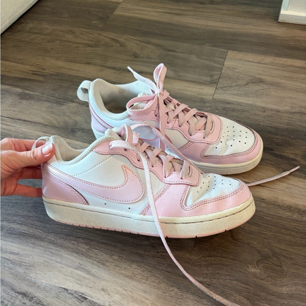 Nike Low-Top Sneakers in White and Light Pink